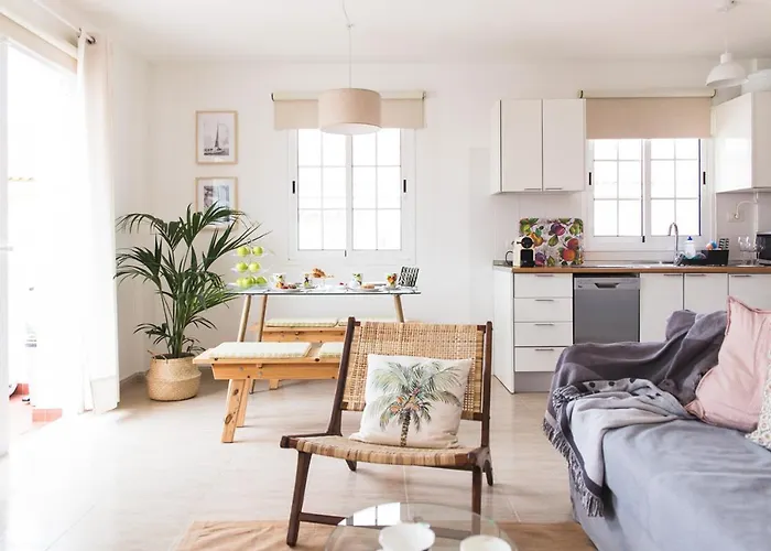 Lovely&sunny Near Poris Apartman *